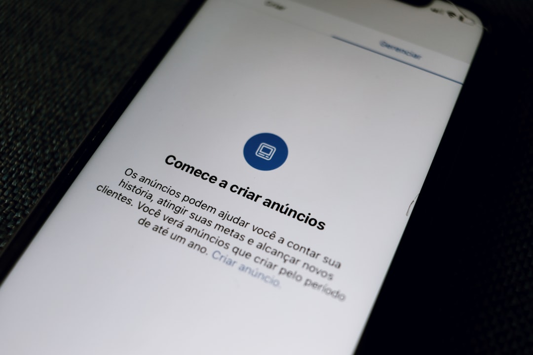 iPad branco apoiado sobre uma superfície de tecido preto